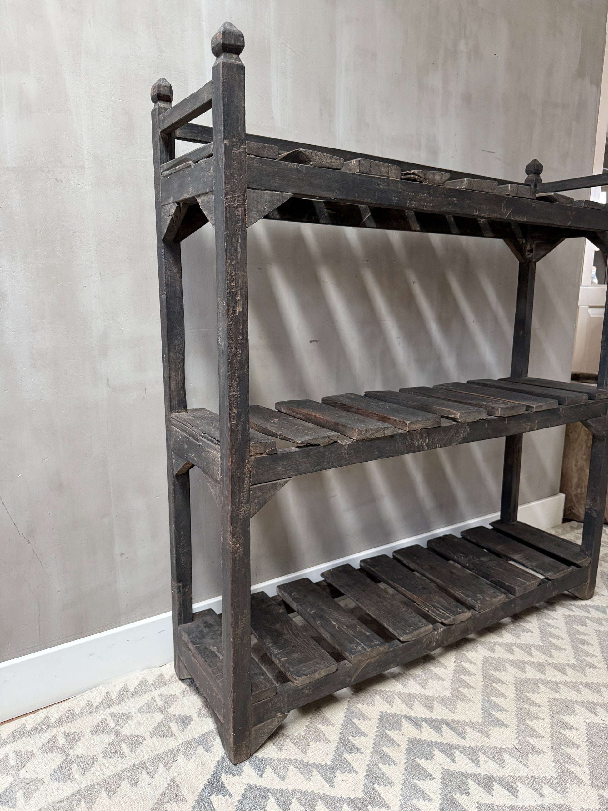 Authentieke, handgemaakte houten wandkast in sobere landelijke stijl op vloerkleed, My Sober Home