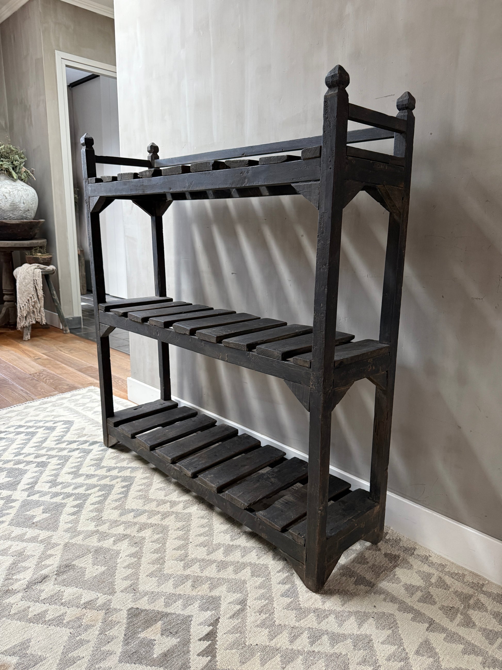 Authentiek handgemaakt houten rek met drie planken in sober landelijk interieur, My Sober Home