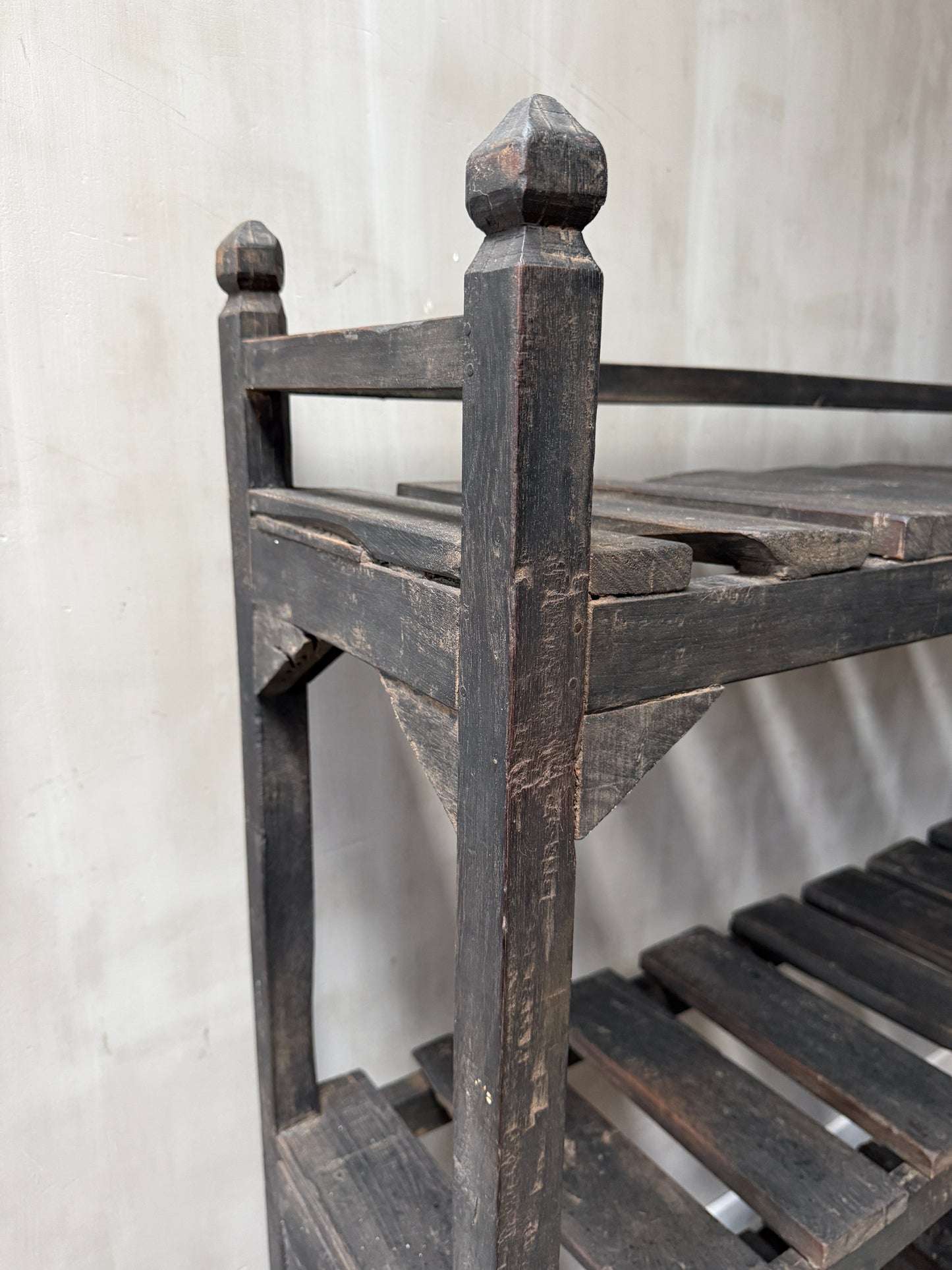 Oude houten serveerplank met rustieke afwerking, handgemaakt voor sober landelijk interieur