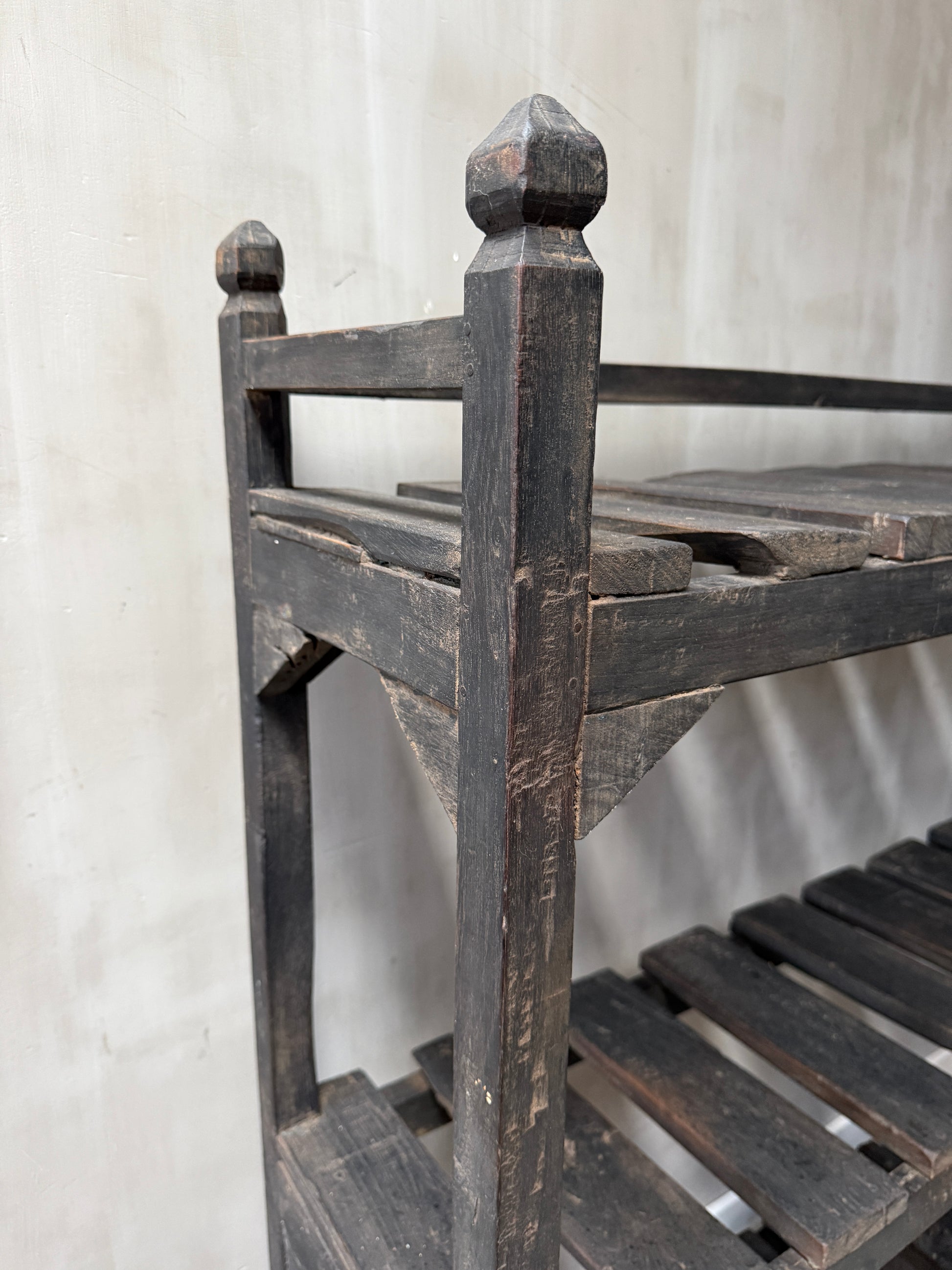 Oude houten serveerplank met rustieke afwerking, handgemaakt voor sober landelijk interieur