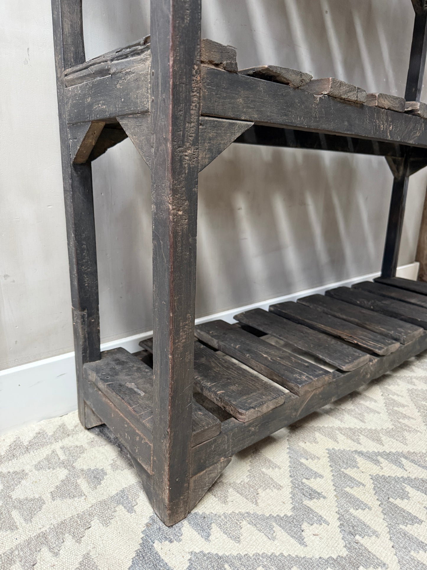 Handgemaakt donkerhouten rek uit India, landelijk en sober design op vloerkleed, My Sober Home