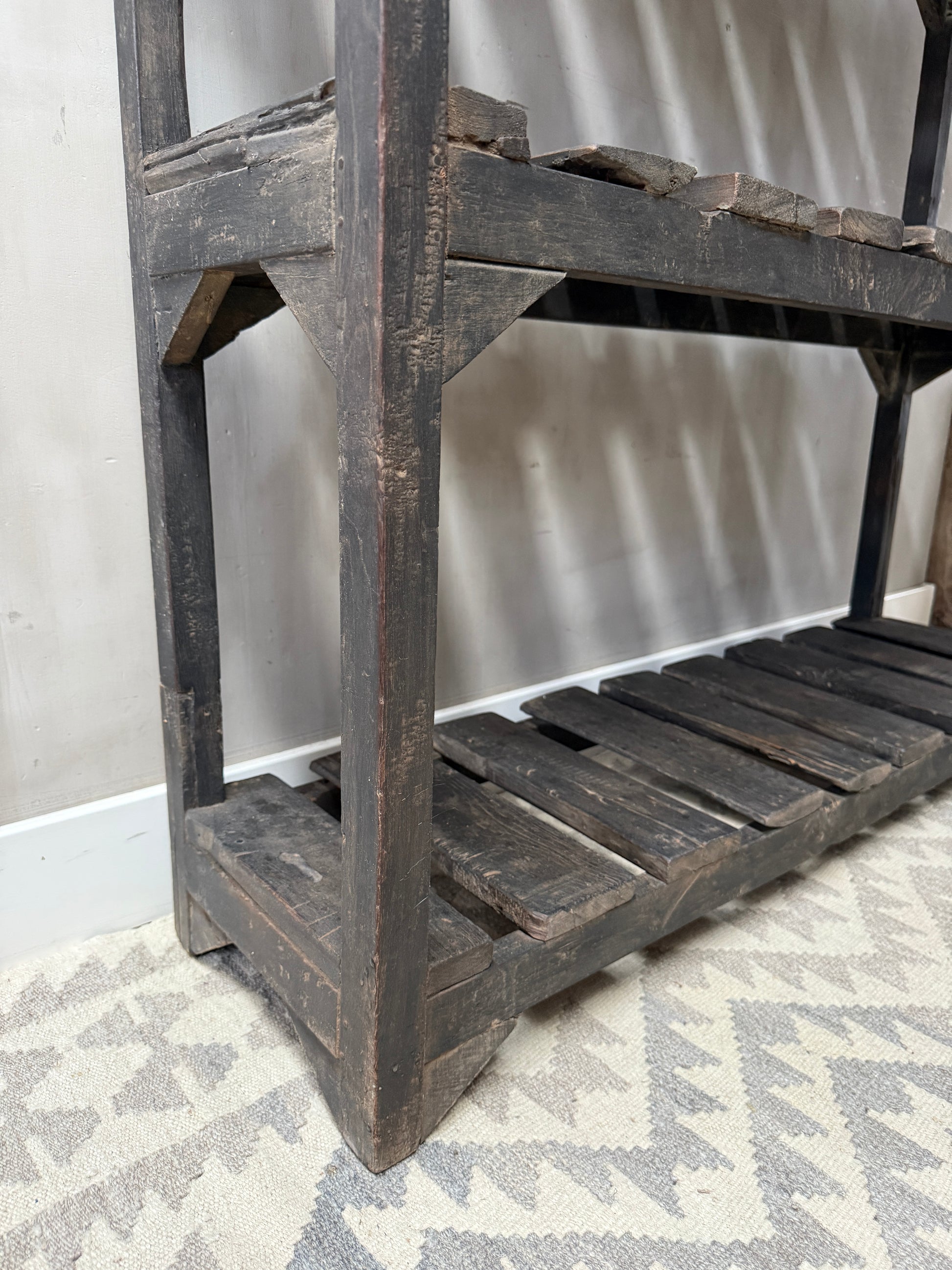 Handgemaakt donkerhouten rek uit India, landelijk en sober design op vloerkleed, My Sober Home