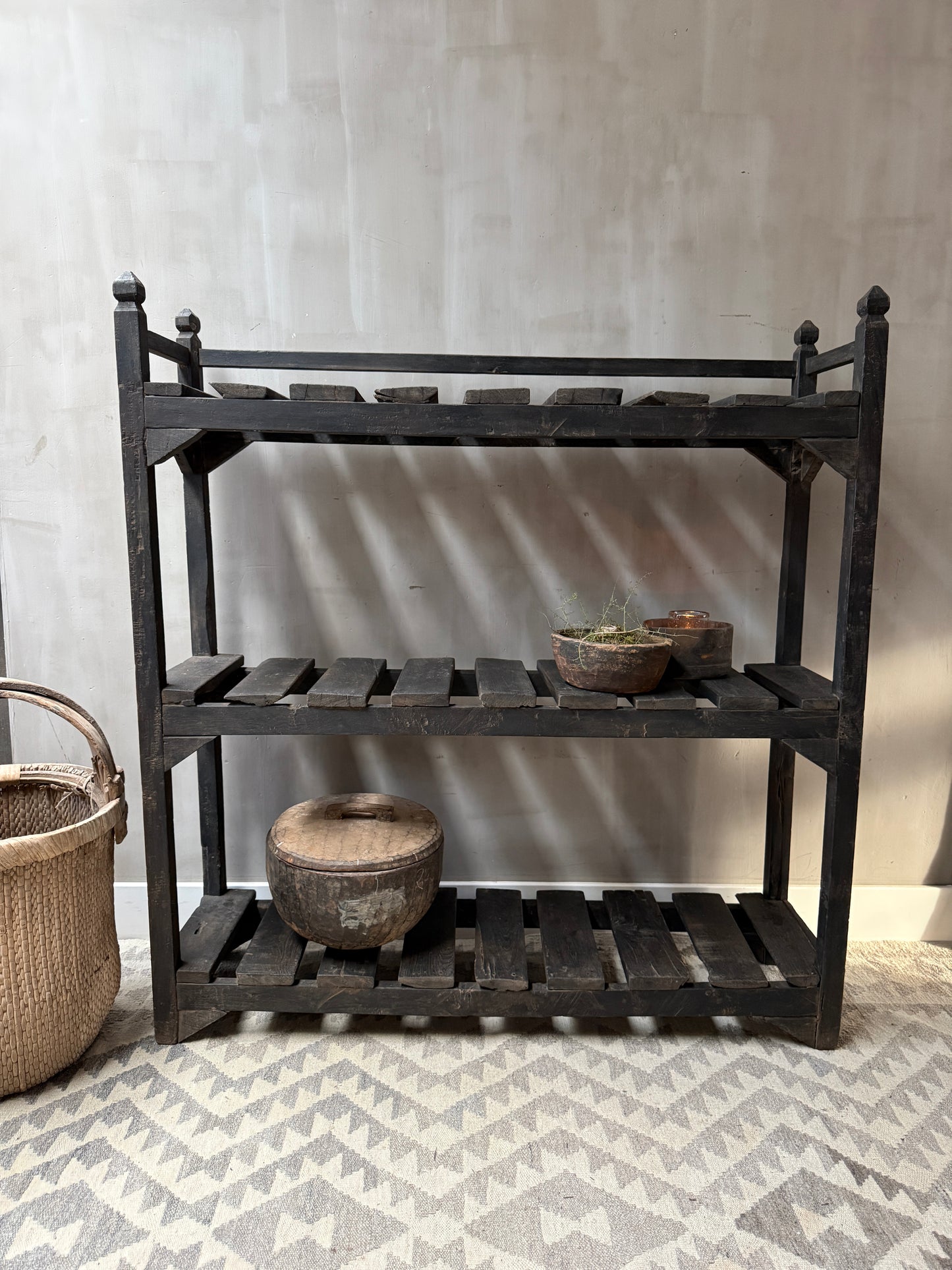 Handgemaakte houten plankkast met vintage accessoires, sober landelijk interieur My Sober Home