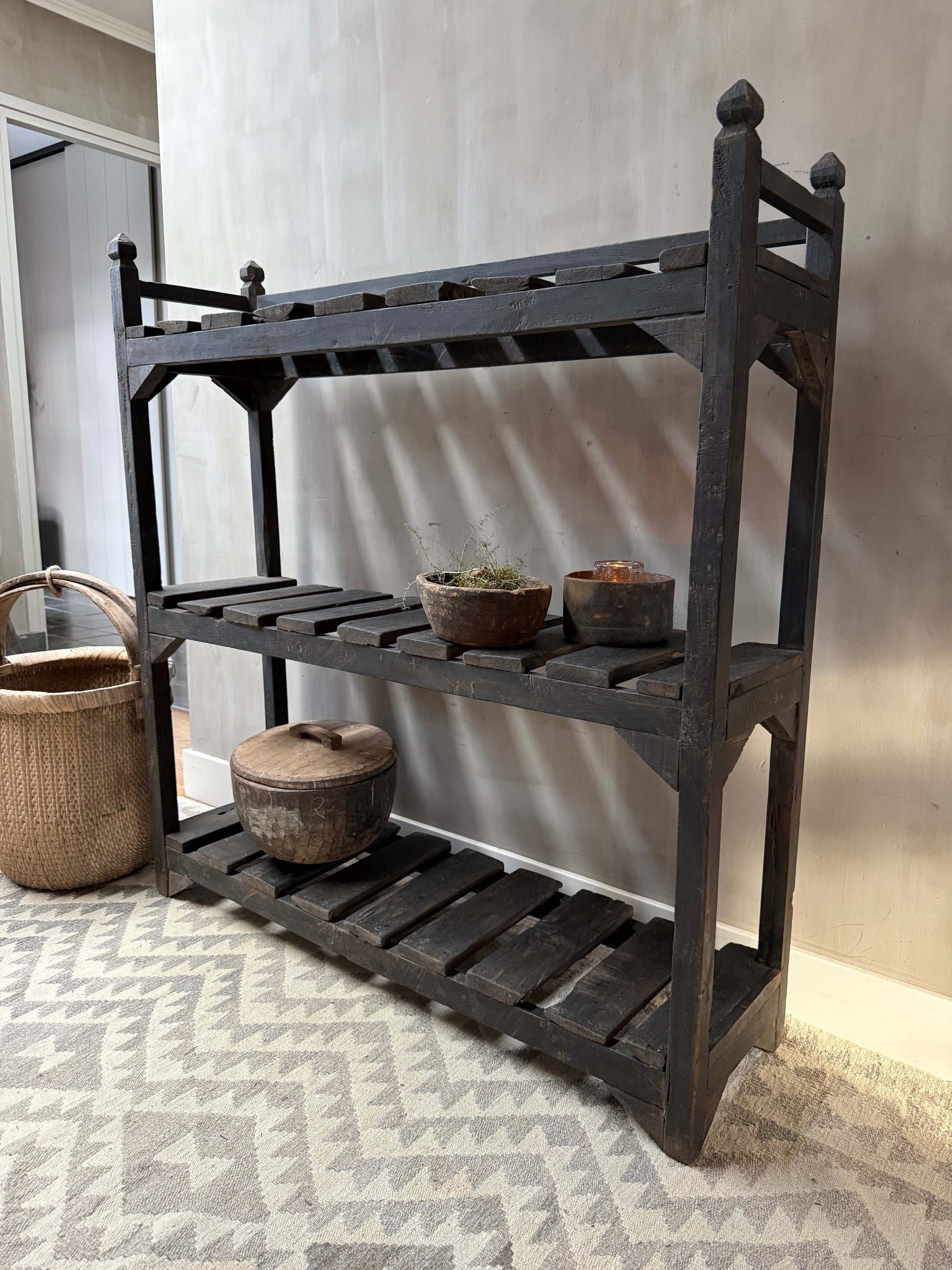 Authentieke handgemaakte houten plankenkast met landelijke accessoires, My Sober Home