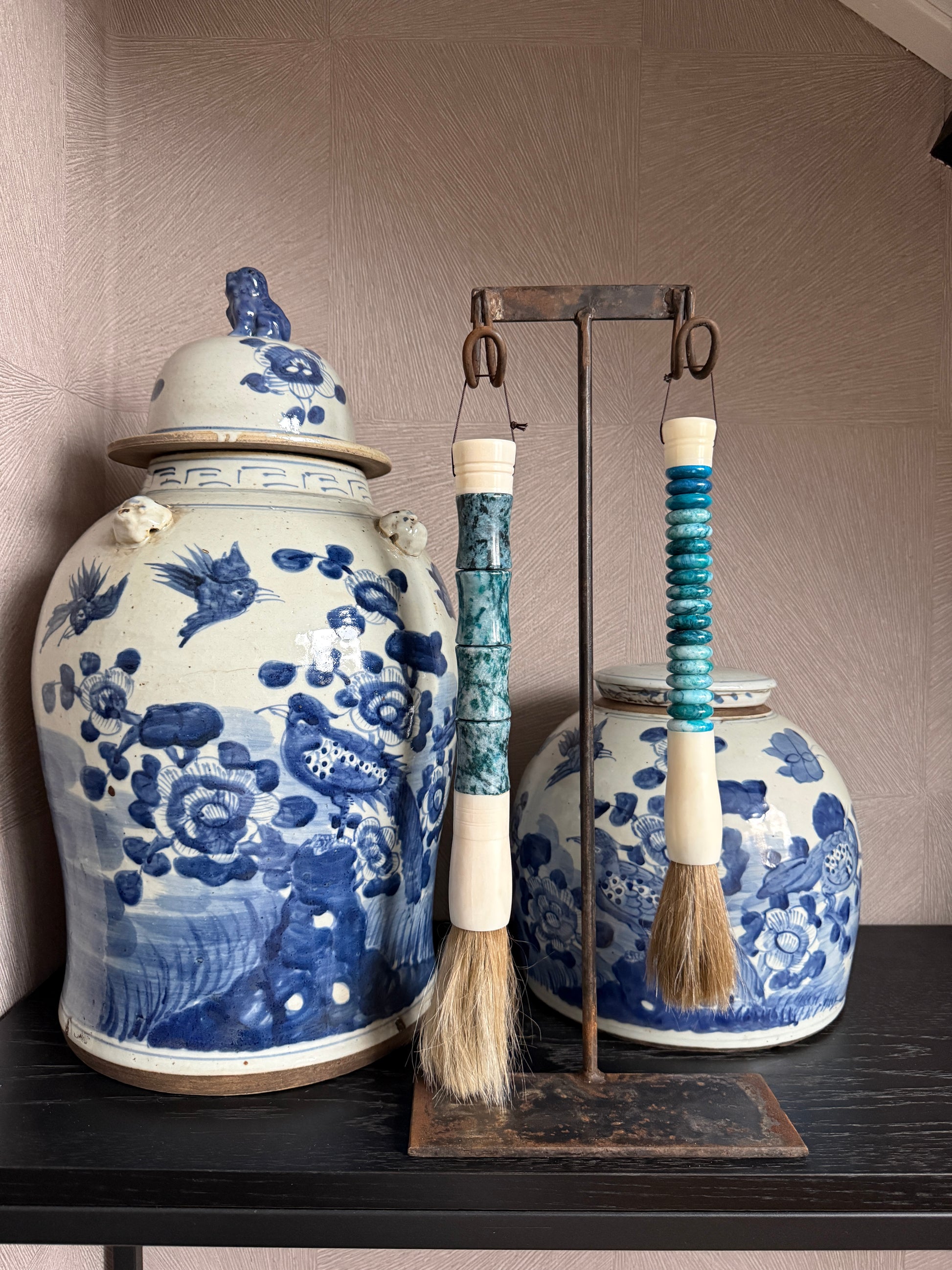 Blauw-witte bloemenvaas uit India en Nepal met handgemaakte accessoires, landelijk sober interieur