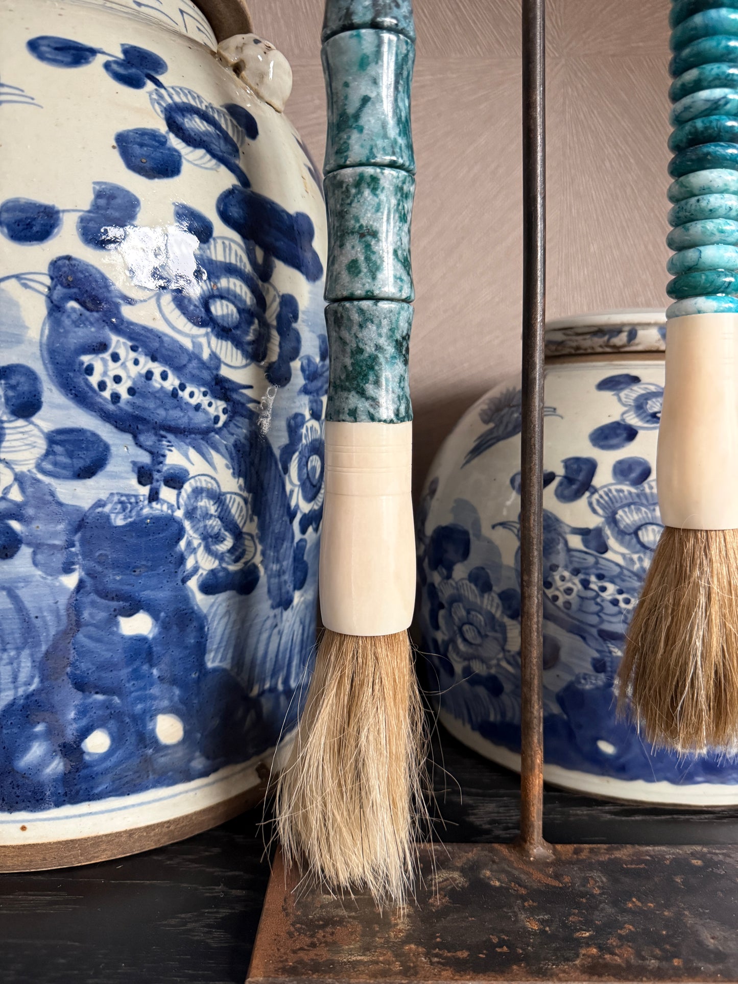 Handgemaakte landelijke kwasten en blauw-wit keramiek bij My Sober Home woonaccessoires