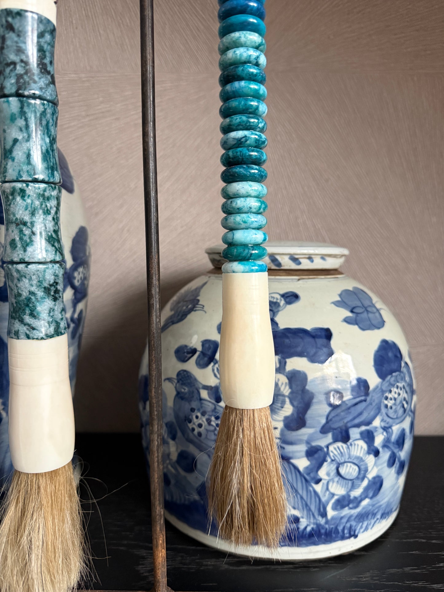Handgemaakte decoratieve penselen met turquoise kralen voor blauw-witte vaas, My Sober Home