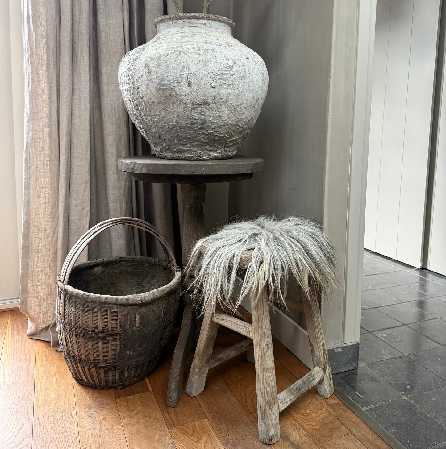 Hocker, grau gesprenkeltes Schaffell