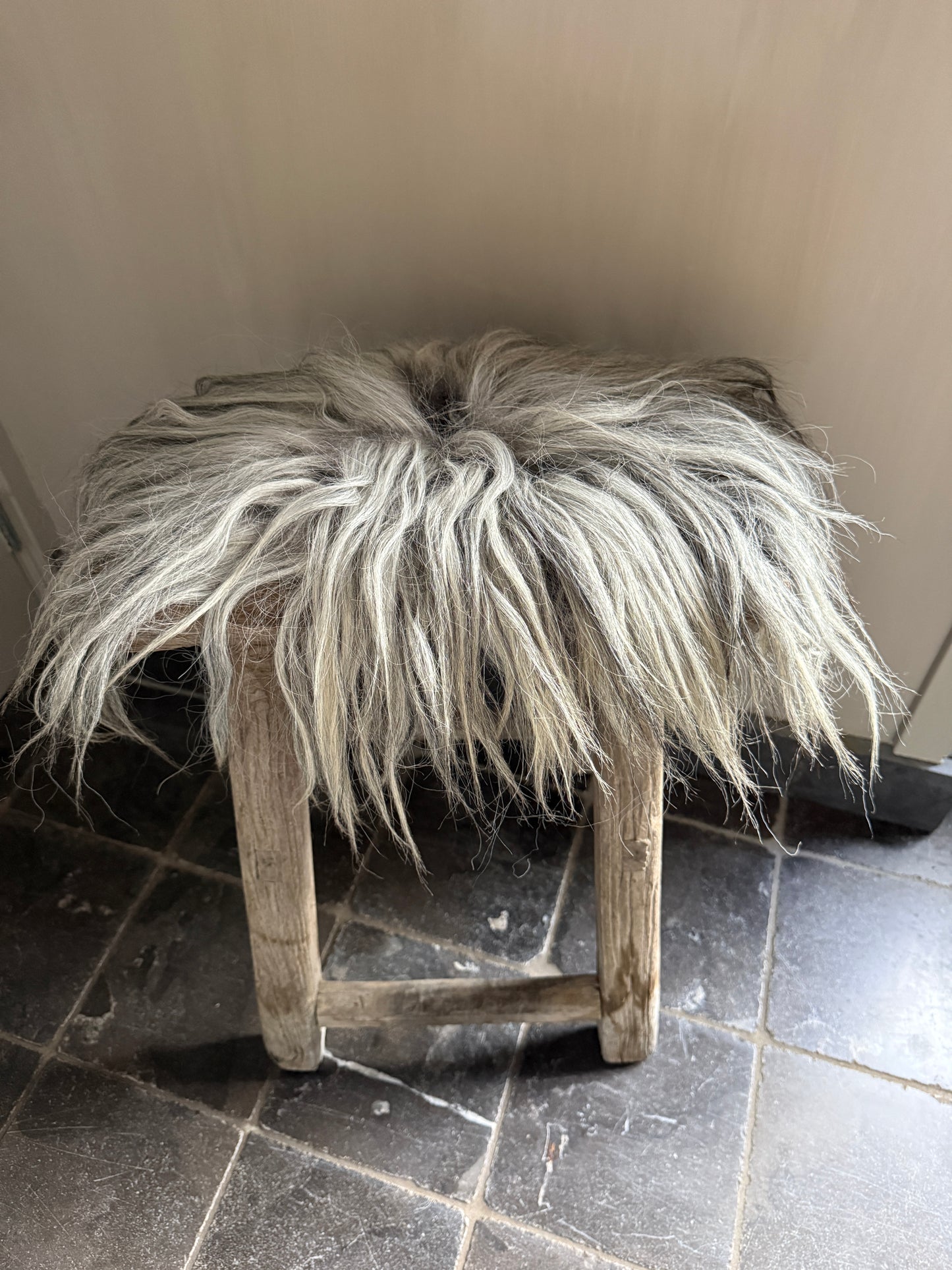 Hocker, grau gesprenkeltes Schaffell