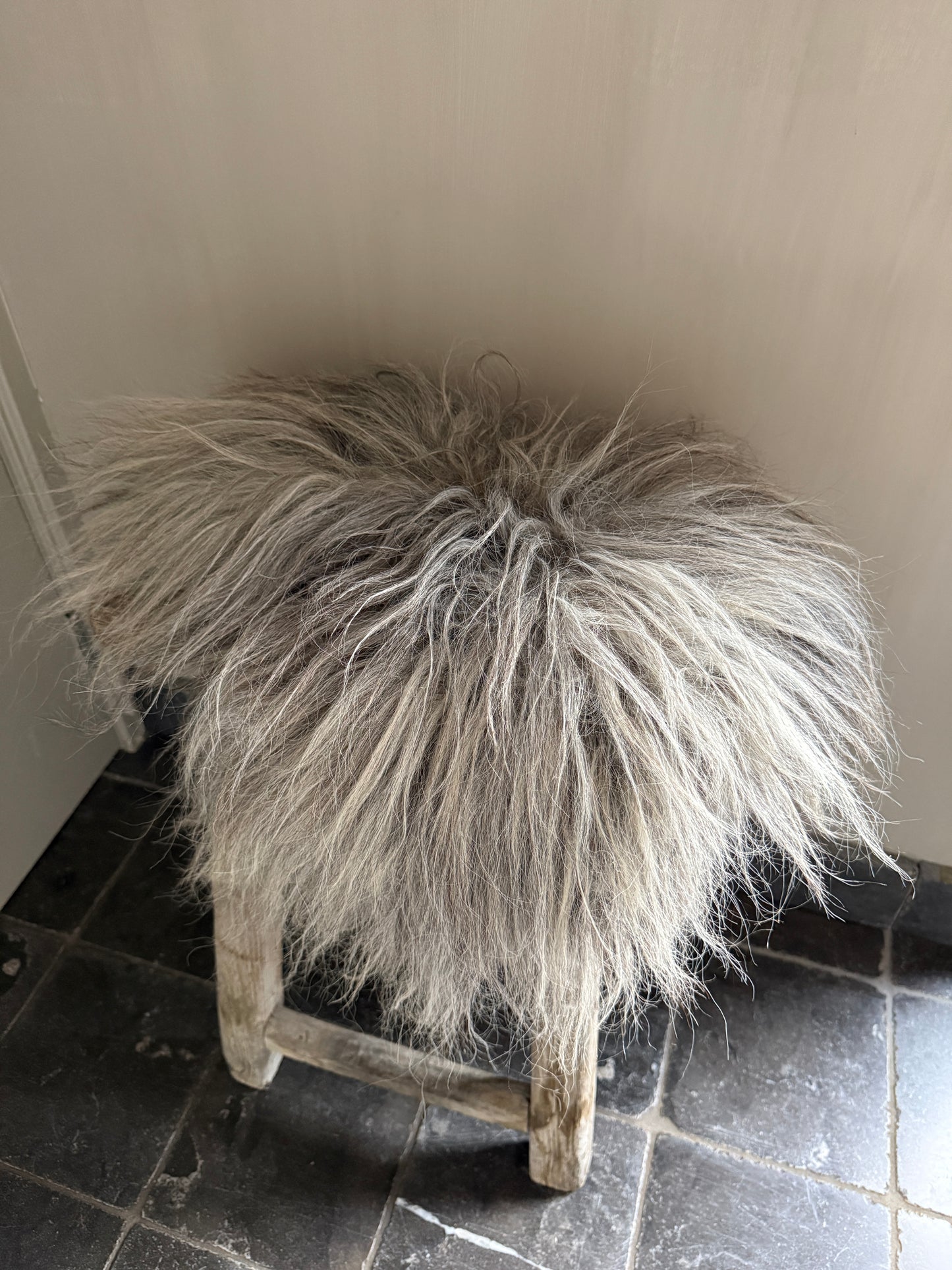 Hockerfell beige/grau