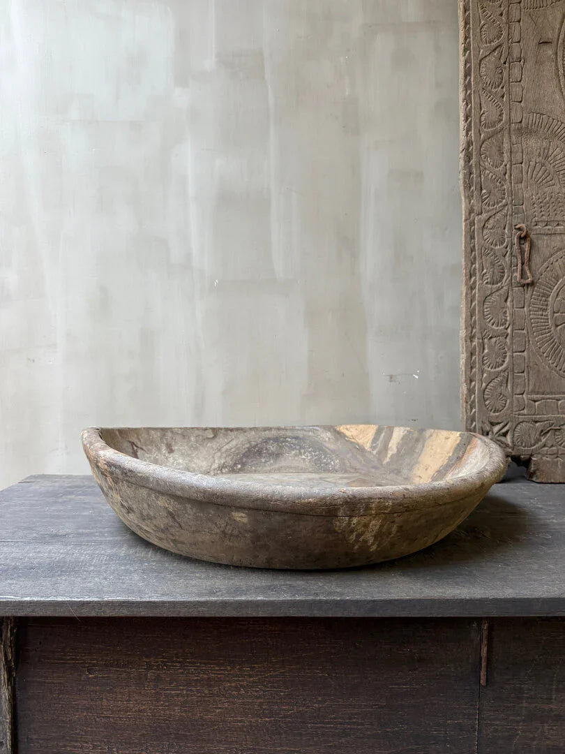 Handgemaakte houten schaal op sober dressoir, landelijke woonaccessoire uit India bij My Sober Home