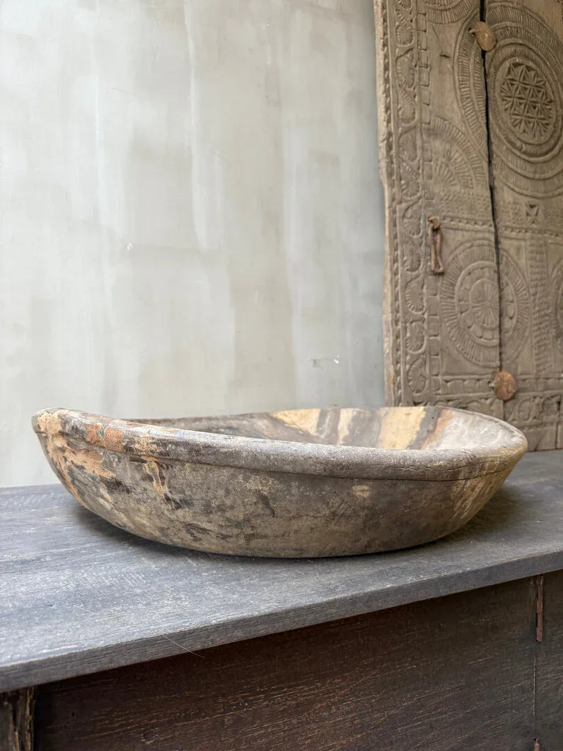 Authentieke houten schaal op donkere houten kast, landelijke en sobere woondecoratie