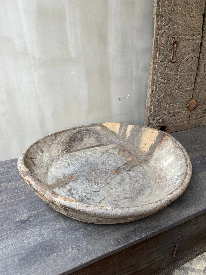 Authentieke handgemaakte houten schaal op houten kast, sober landelijk interieur