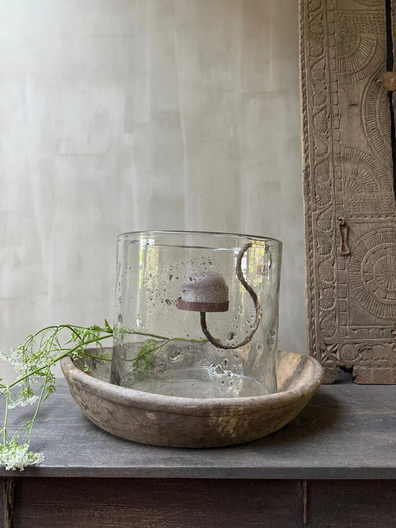 Handgemaakte glazen stolp in houten schaal, landelijk sober woonaccessoire met bloemen