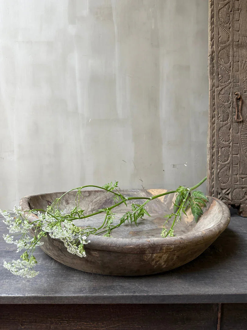 Authentieke houten schaal met veldbloem, landelijk en sober woonaccessoire uit India