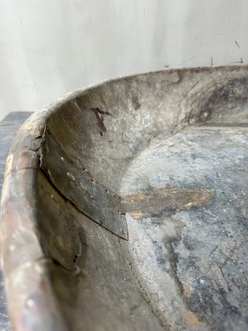Detail van een authentieke, handgemaakte vintage schaal met verweerde patina, My Sober Home