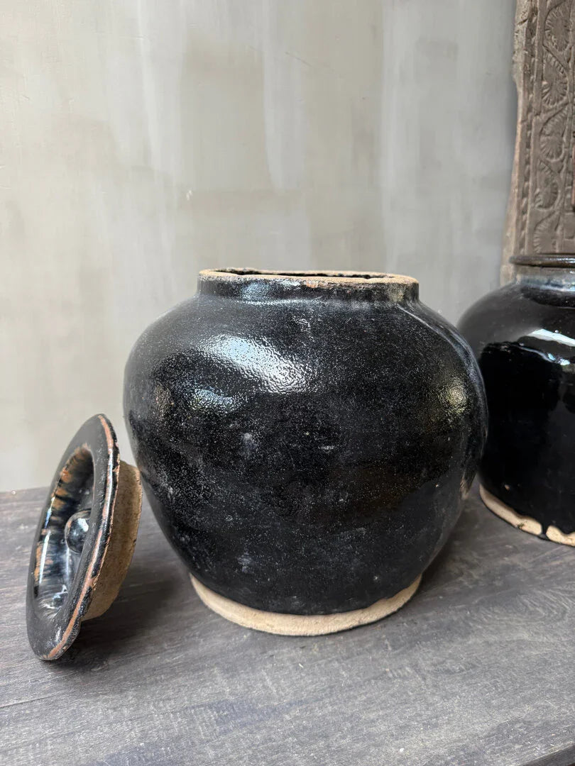 Zwarte handgemaakte pot met deksel, landelijke woonaccessoire van My Sober Home