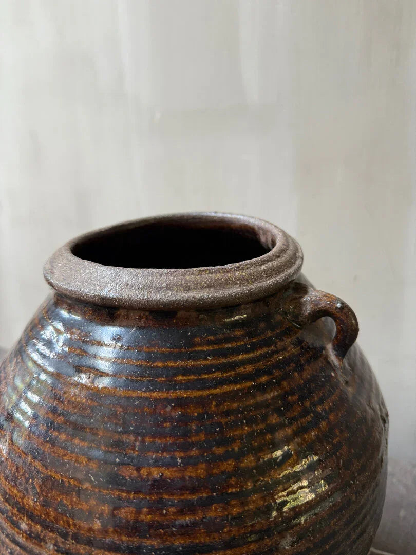 Handgemaakte, bruingestreepte, landelijke kruik met oor, My Sober Home woonaccessoires