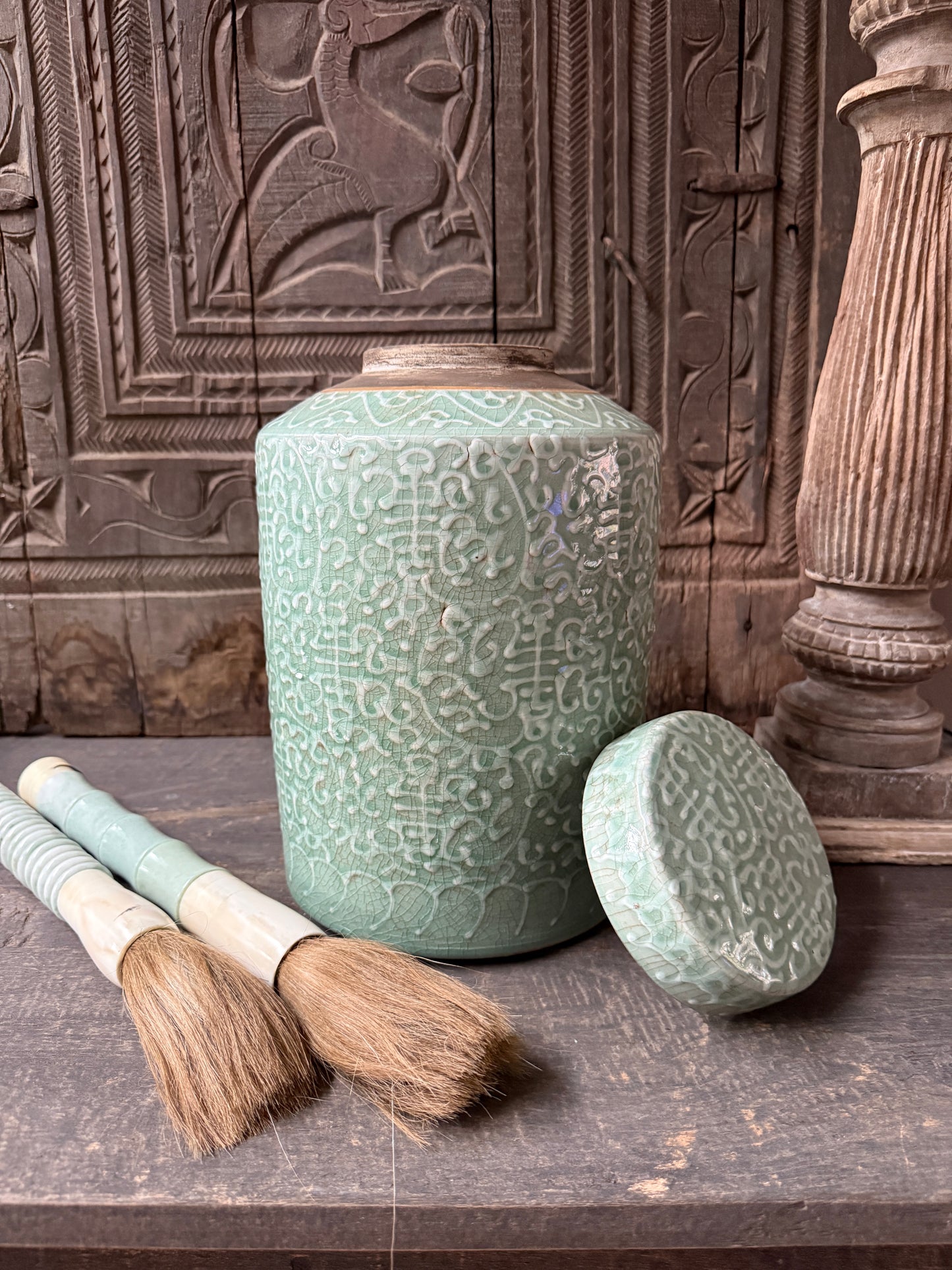 Chinesische Reliefkanne mit Deckel