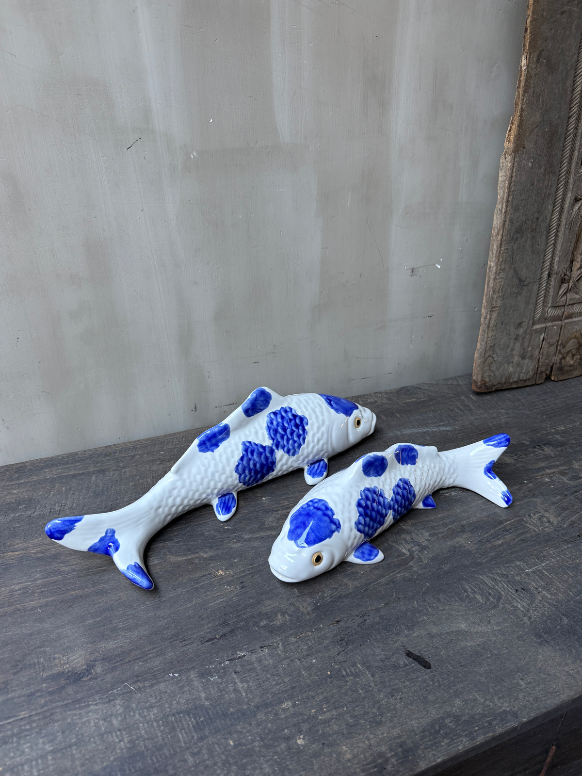 Blauw-witte porseleinen koi-vissen in qinghua-stijl