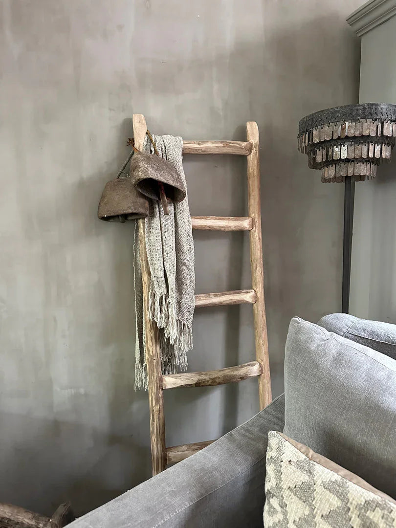 Authentieke houten ladder met wollen plaid en bel, landelijk sober interieuraccessoire