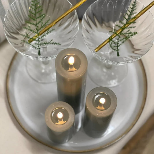 Stijlvolle landelijke woondecoratie met grijze kaarsen en kristallen glazen op dienblad