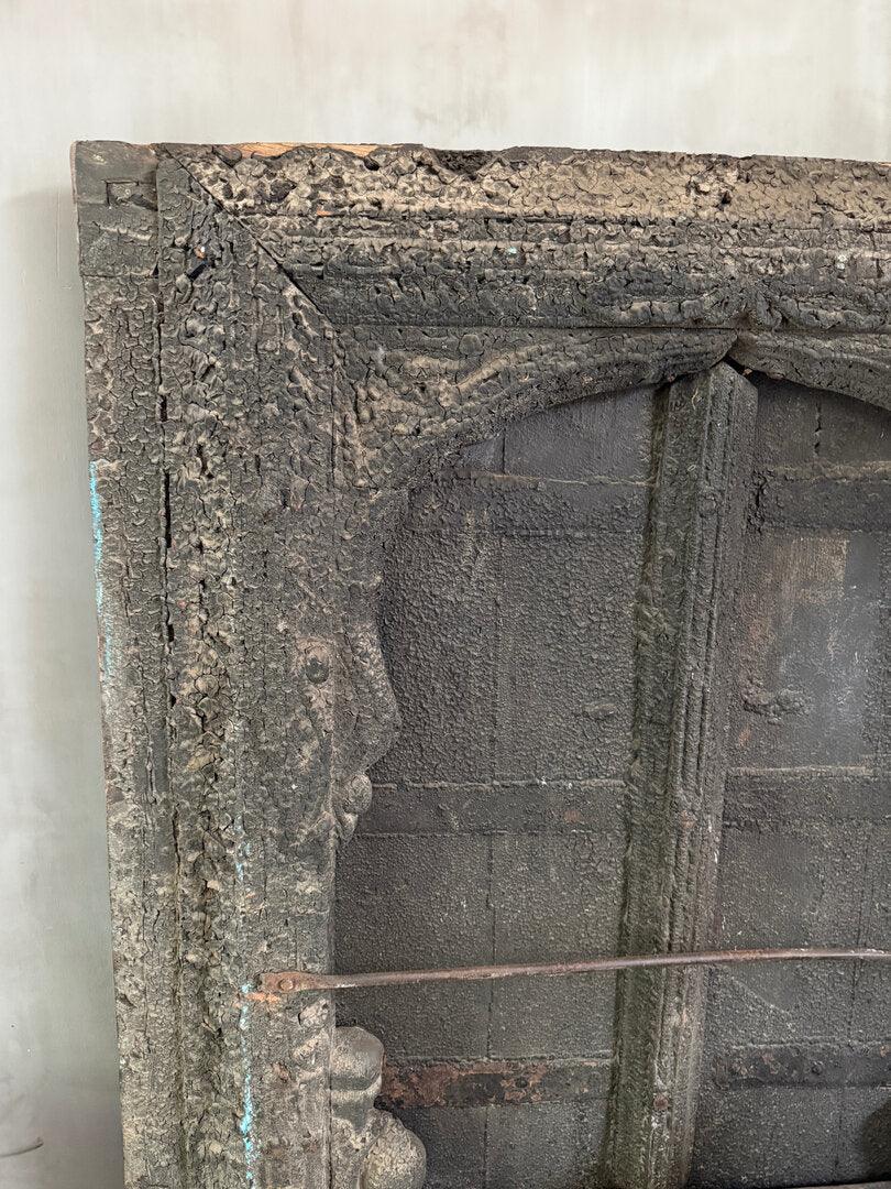 Oude verweerde houten deur met rustieke details, handgemaakt voor sober landelijk interieur.