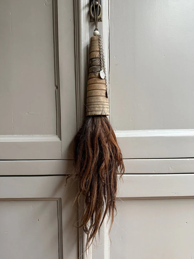 Handgemaakte, sobere kwast met houten kraal en ketting, uniek woonaccessoire aan kastdeur