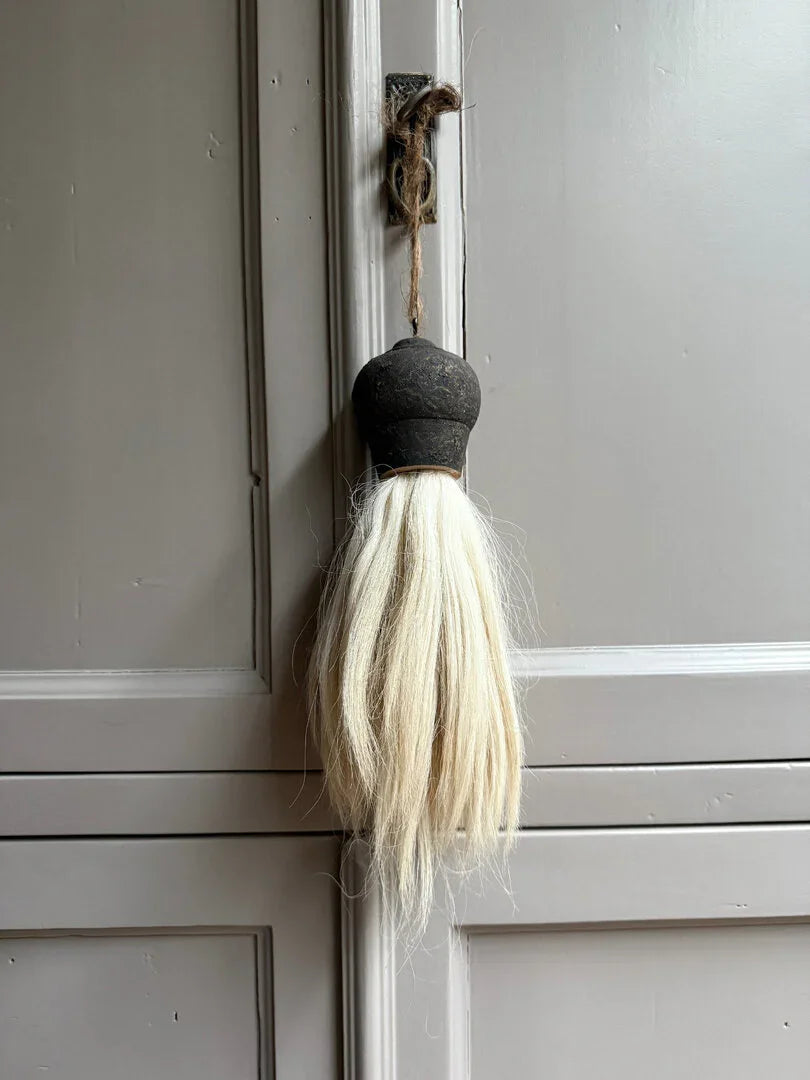 Handgemaakte landelijke kwast met houten kop en witte haren aan grijze kastdeur, My Sober Home