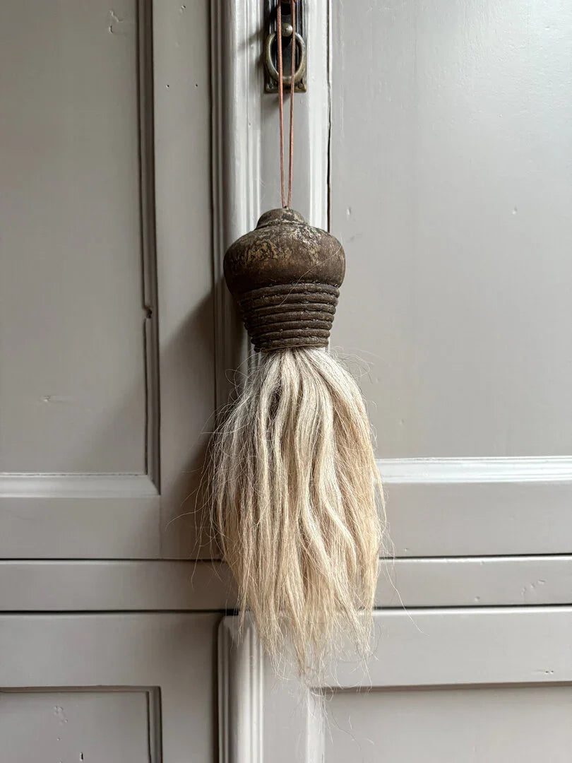 Handgemaakte landelijke kwast met houten bovendeel en ruige haren aan kastdeur, My Sober Home woonaccessoire.