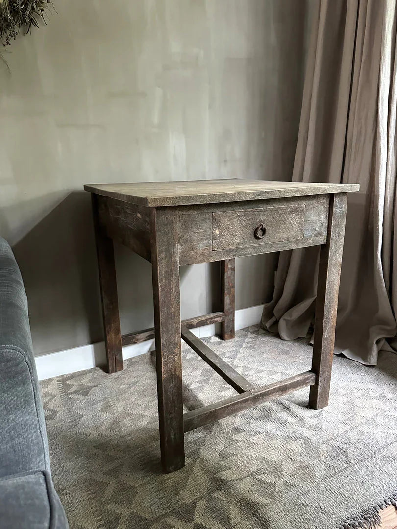 Handgemaakte houten tafel met lade in sober landelijk interieur bij My Sober Home