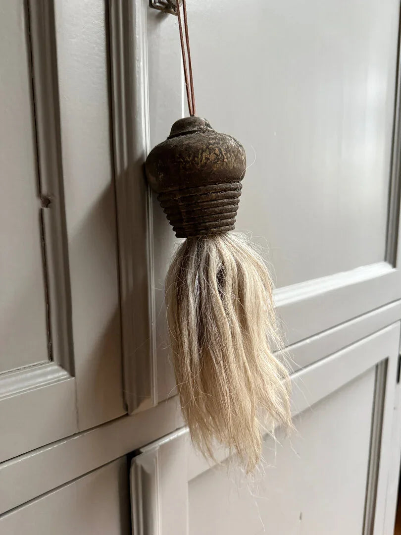 Handgemaakte landelijke houten kwast met touw aan grijze kast, My Sober Home woonaccessoire