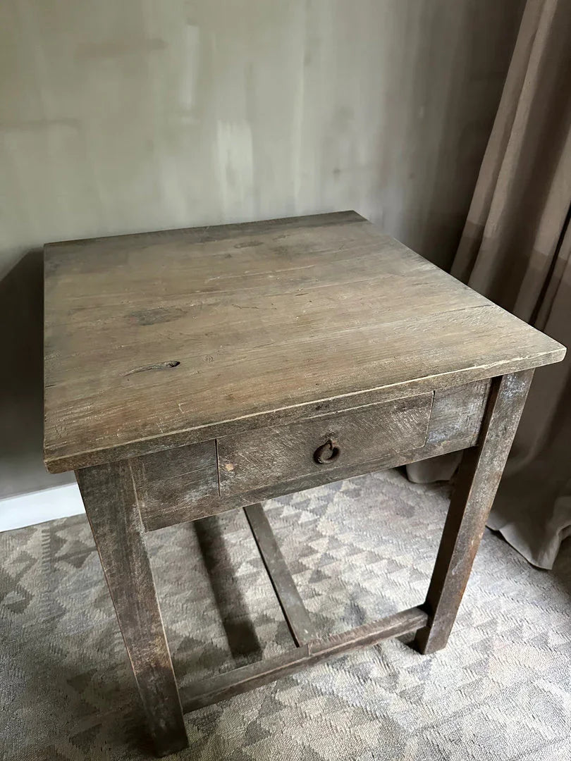 Houten bijzettafel met lade, handgemaakt, landelijk en sober design bij My Sober Home.