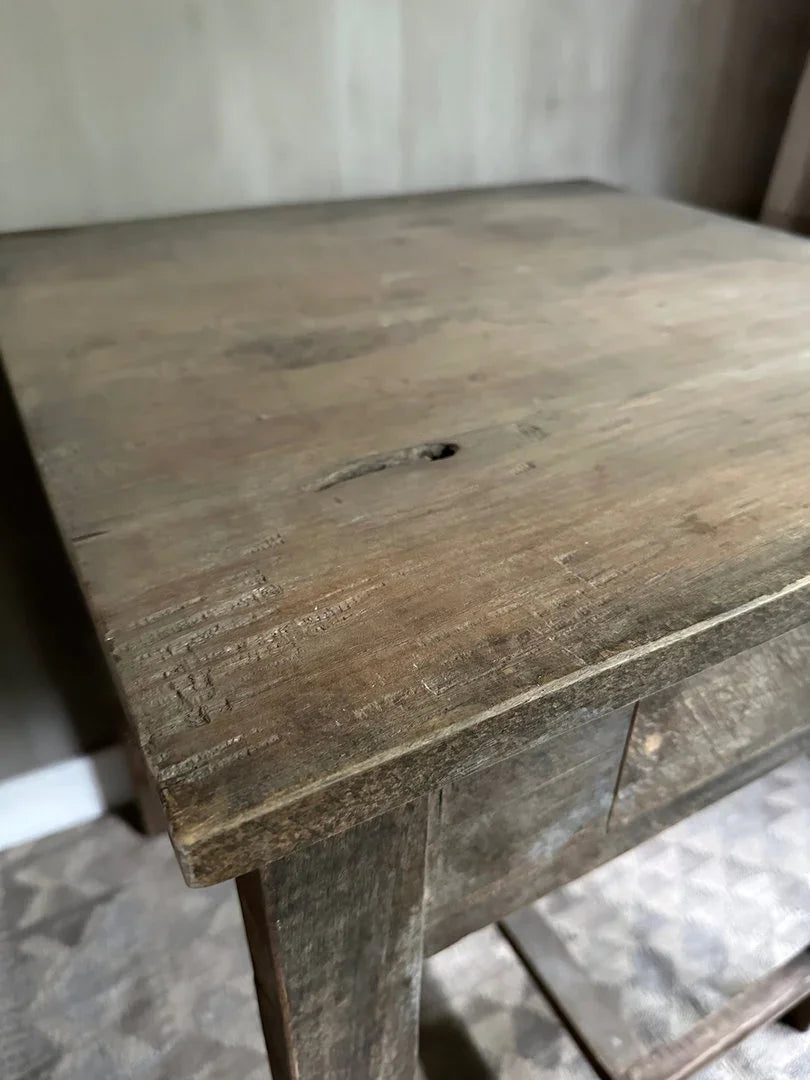 Handgemaakte robuuste houten bijzettafel met landelijke, sobere uitstraling uit India