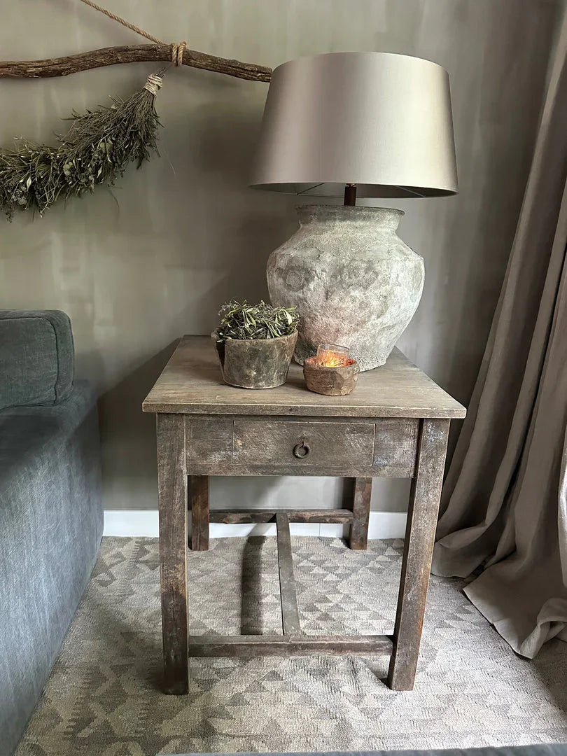 Handgemaakte landelijke houten bijzettafel met sobere lamp en decoratie, My Sober Home interieur