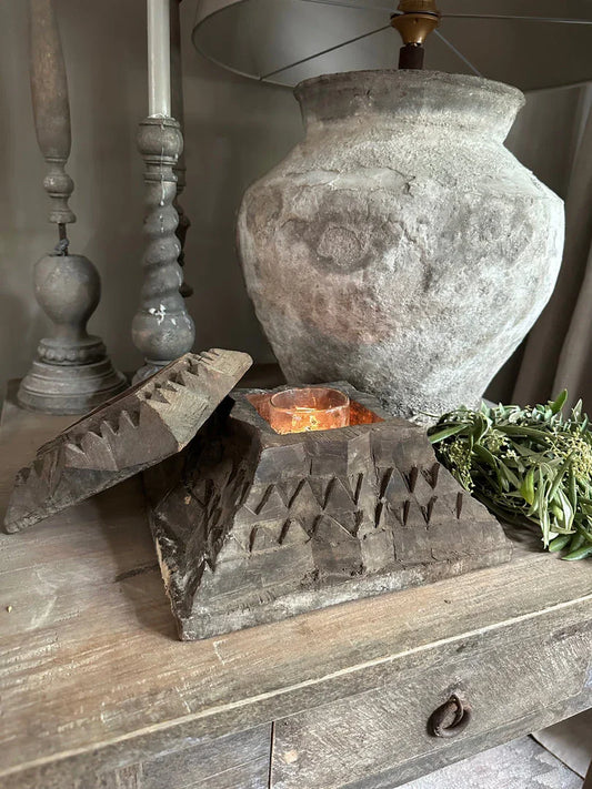 Sober houten kandelaar met deksel, landelijke vaas en groen decor op rustieke tafel, My Sober Home