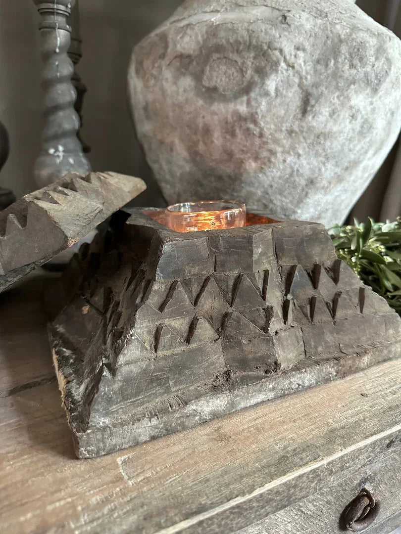 Handgemaakte houten theelichthouder met robuuste landelijke look, My Sober Home woonaccessoire