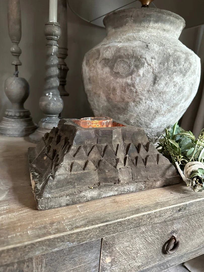 Handgemaakte houten kandelaar met rustieke vaas en landelijke accessoires op houten tafel