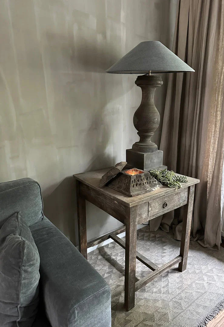 Landelijke houten tafel met grijze lamp en handgemaakte decoratie bij My Sober Home interieur