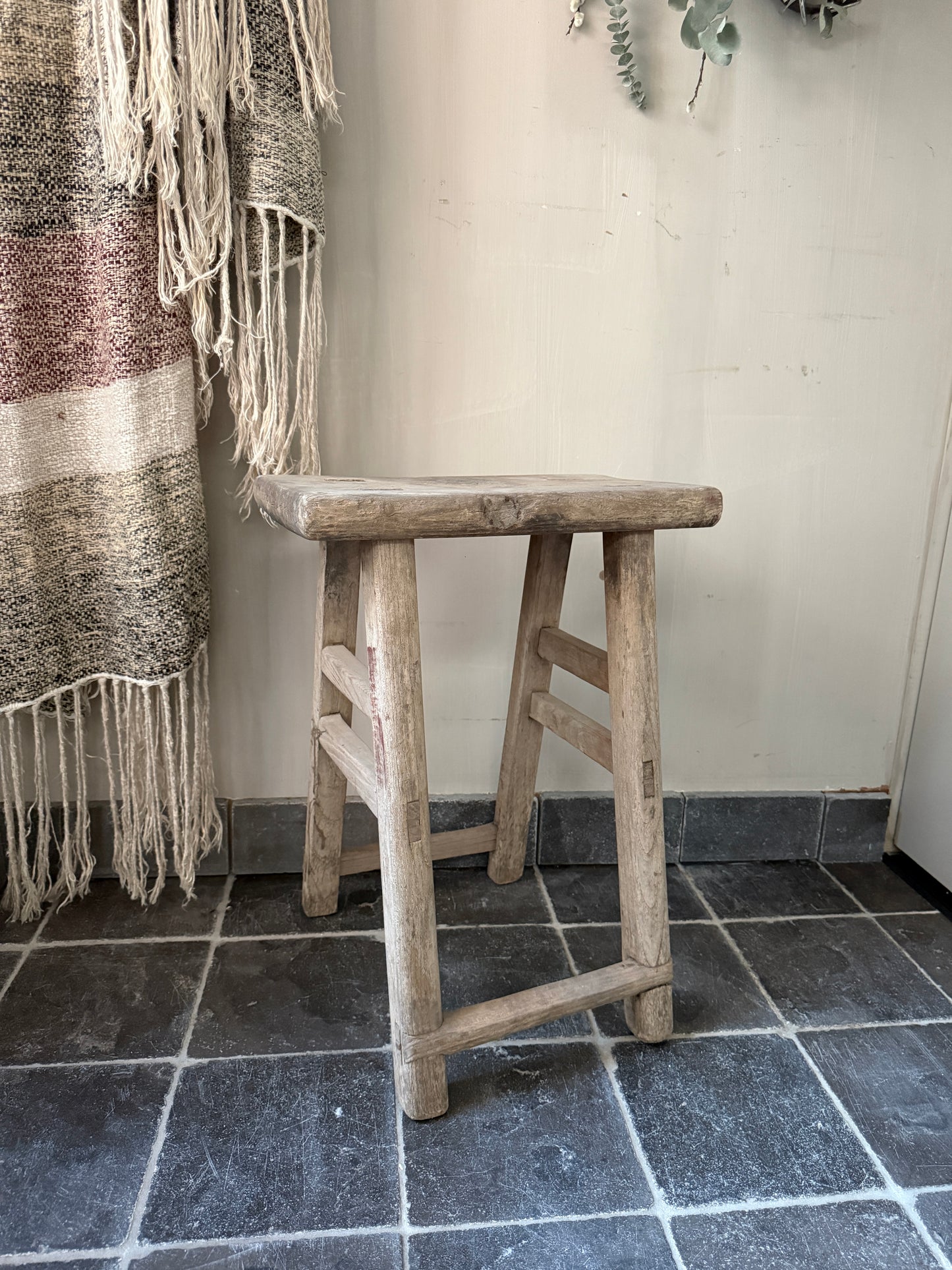 Alter Holzschemel aus Ulmenholz, chinesischer Stuhl