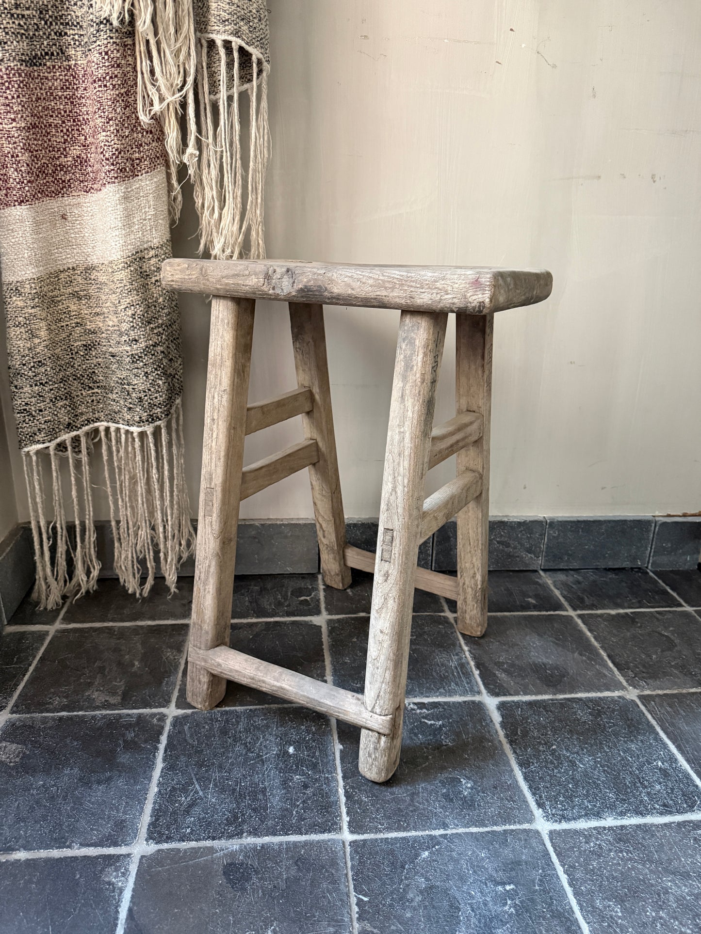 Alter Holzschemel aus Ulmenholz, chinesischer Stuhl