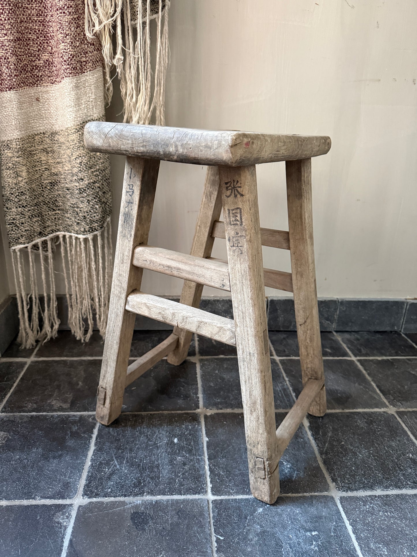Alter Holzschemel aus Ulmenholz, chinesischer Stuhl