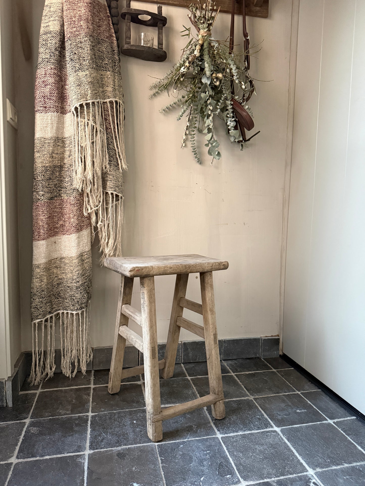 Alter Holzschemel aus Ulmenholz, chinesischer Stuhl