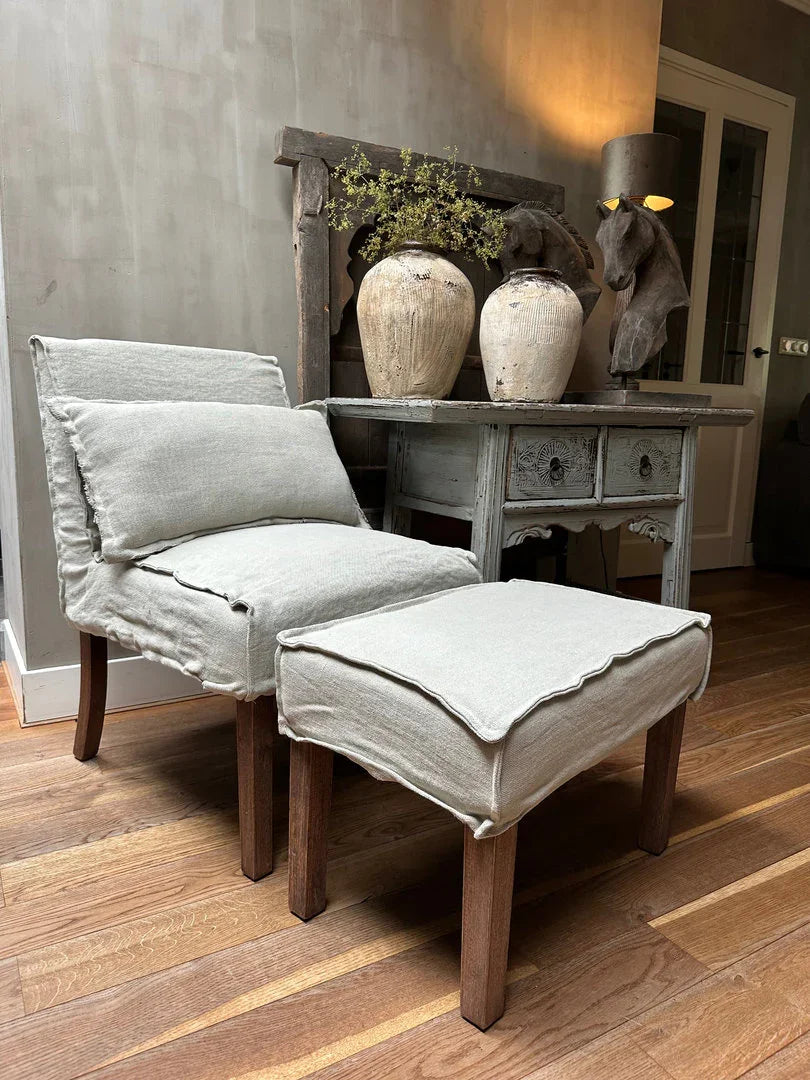 Landelijke fauteuil met hocker, houten poten en handgemaakte woonaccessoires bij My Sober Home