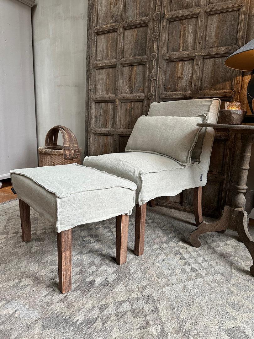 Landelijke fauteuil met voetenbank en houten paneel, handgemaakt en sober interieur, My Sober Home