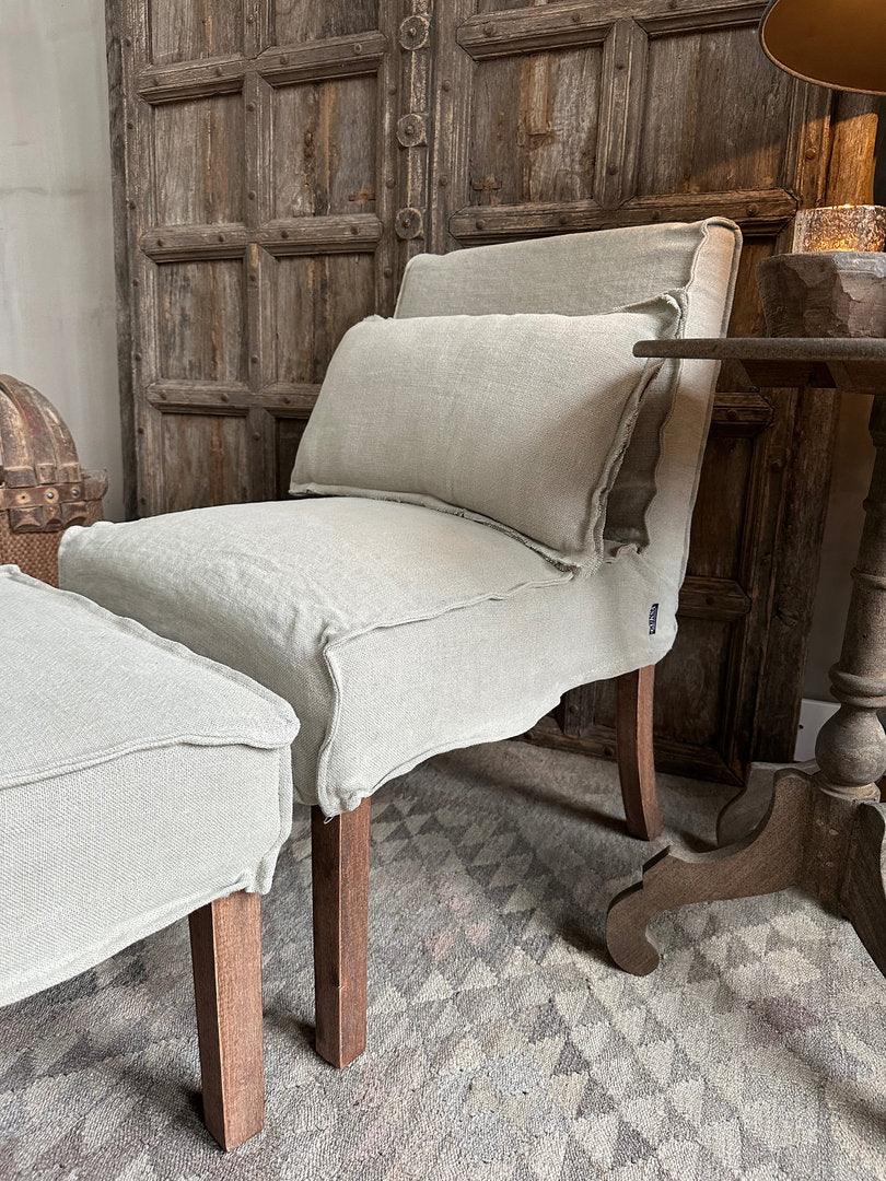 Linnen stoel met houten poten, landelijke stijl voor sober interieur, My Sober Home