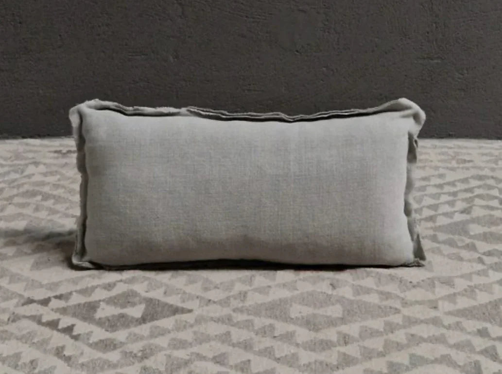 Handgemaakt sober kussen in grijs linnen op een landelijk tapijt, My Sober Home woonaccessoire