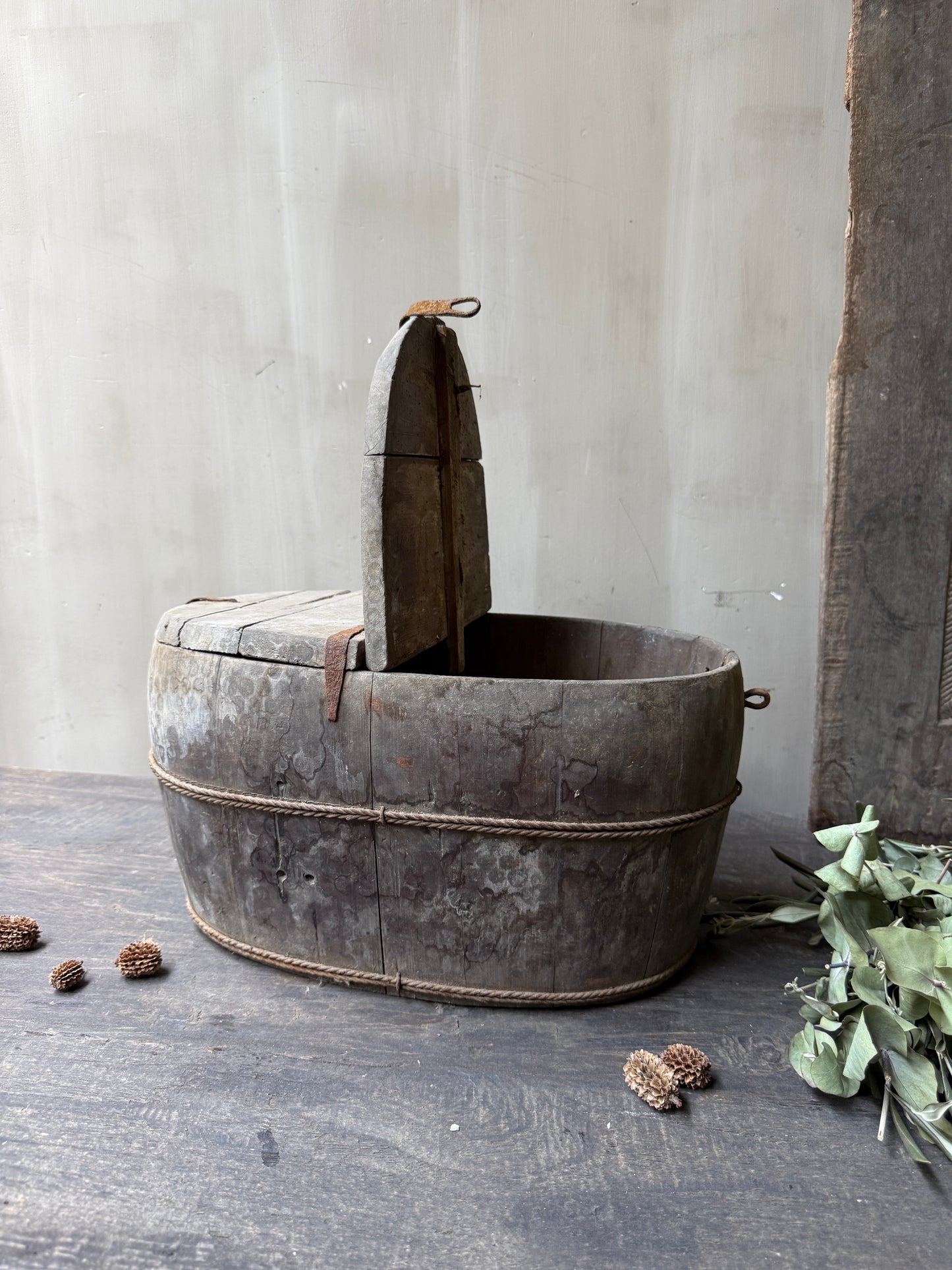 Olive tray on legs