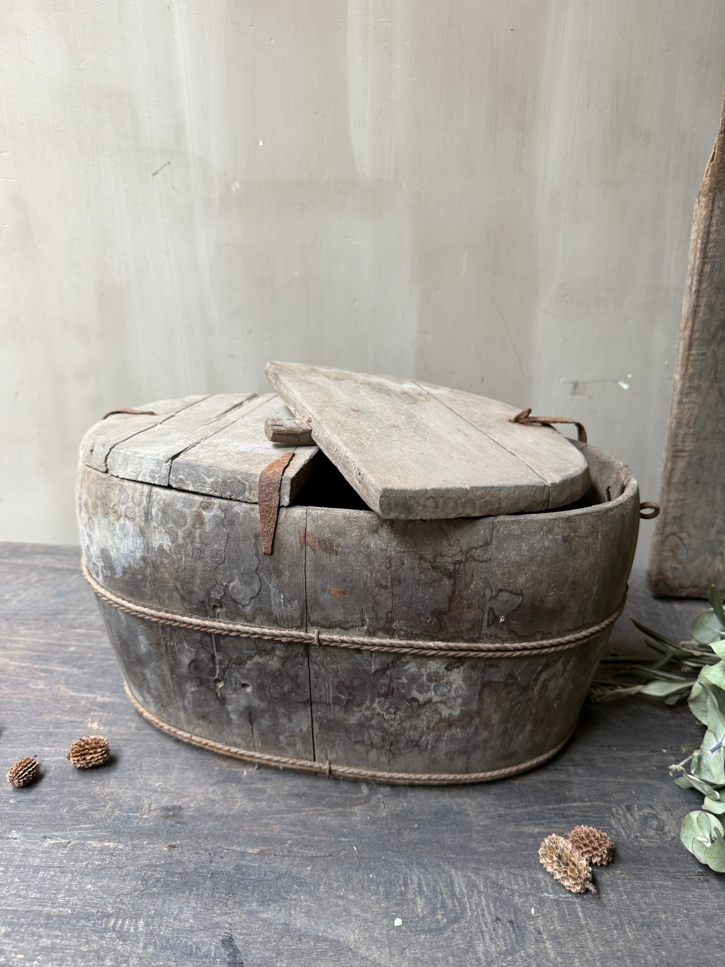 Olive tray on legs
