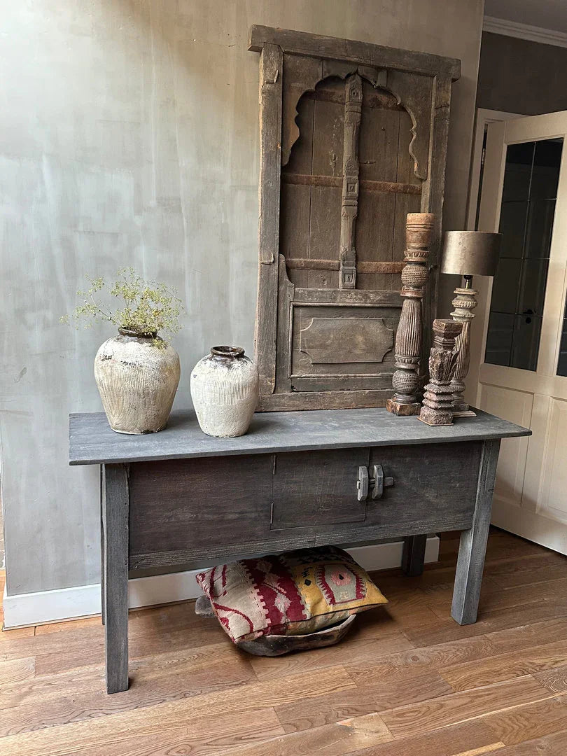 Landelijke houten sidetable met handgemaakte vazen, pilaren en kussens, My Sober Home woonaccessoires